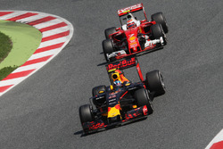 Макс Ферстаппен, Red Bull Racing RB12 попереду Кімі Райкконена, Ferrari SF16-H