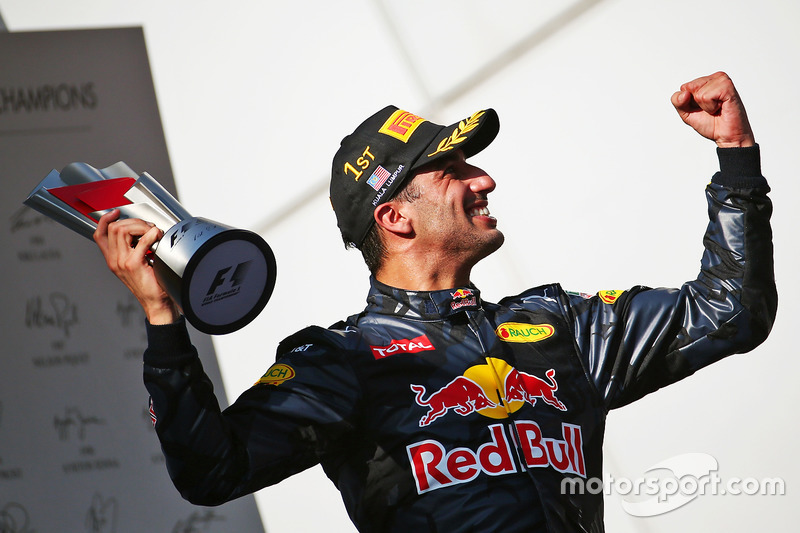 Il vincitore della gara Daniel Ricciardo, Red Bull Racing festeggia sul podio