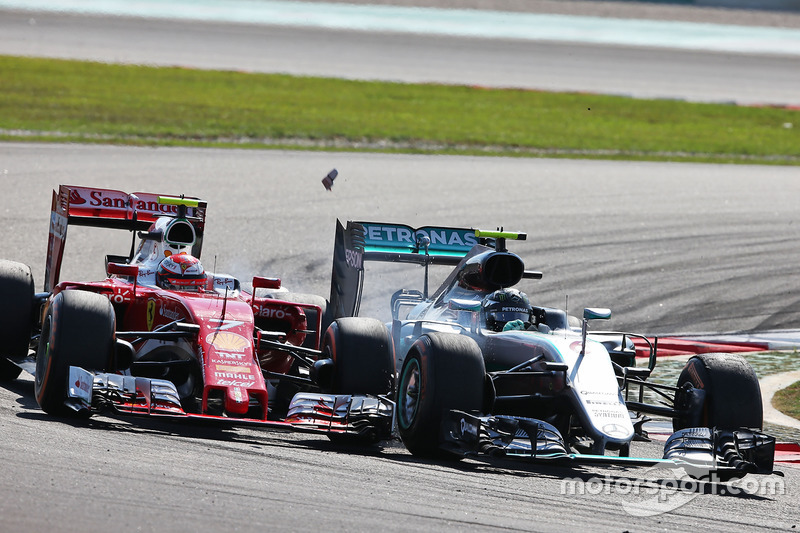 (Da sx a dx): Kimi Raikkonen, Ferrari SF16-H e Nico Rosberg, Mercedes AMG F1 W07 Hybrid si toccano mentre lottano per la posizione