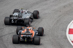 Kevin Magnussen, Haas F1 Team VF-17, Fernando Alonso, McLaren MCL32