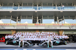 Lewis Hamilton en Nico Rosberg op teamfoto Mercedes AMG F1