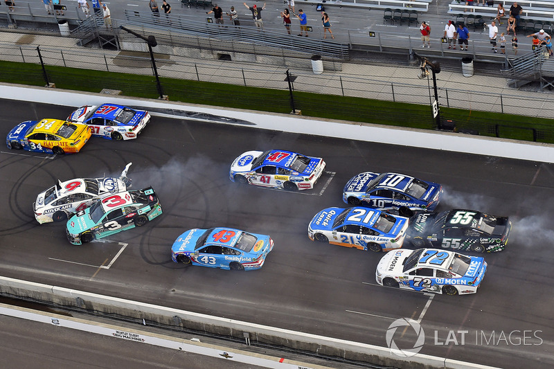 7. Austin Dillon, Richard Childress Racing Chevrolet, Trevor Bayne, Roush Fenway Racing Ford choque