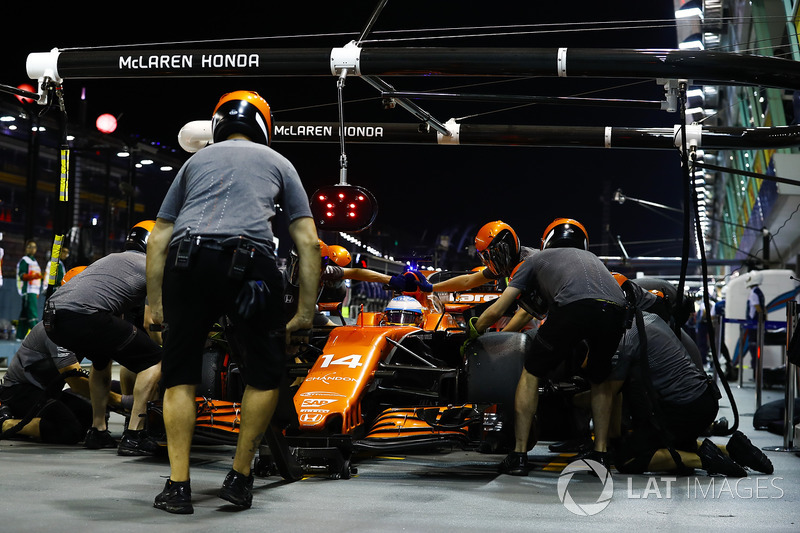 Fernando Alonso, McLaren MCL32, makes a stop during practice