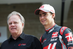(Зліва направо): Жене Хаас, президент Haas Automotion та Естебан Гутьєррес, Haas F1 Team, командне ф
