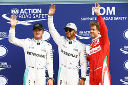 Qualifying top three in parc ferme (L to R): second place Nico Rosberg, Mercedes AMG F1; Pole positi