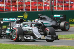 Nico Rosberg, Mercedes AMG F1 Team W07, voor teamgenoot Lewis Hamilton, Mercedes AMG F1 Team W07