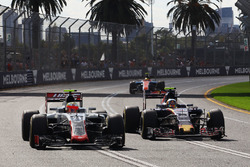 Esteban Gutierrez, Haas F1 Team VF-16 en Carlos Sainz Jr., Scuderia Toro Rosso STR11 vechten voor po