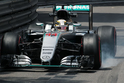Lewis Hamilton, Mercedes AMG F1 W07 Hybrid locks up under braking