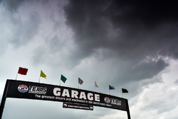 Dunkle Wolken über dem Texas Motor Speedway