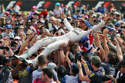 Winnaar Lewis Hamilton, Mercedes AMG F1 met de fans