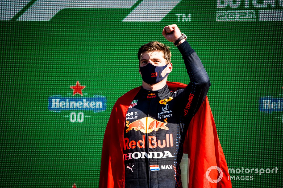 Max Verstappen, Red Bull Racing, posisi pertama, membawa bendera Belanda ke podium