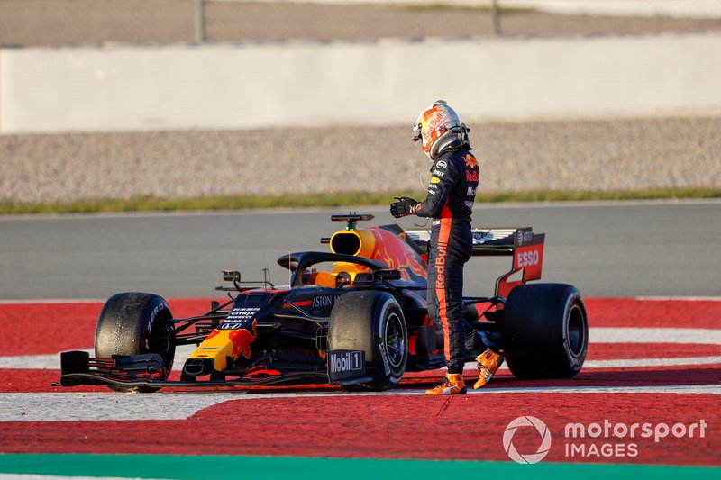 Кстати, в самом конце того же дня болиды двух команд Red Bull вновь почти одновременно остановились на трассе. Но это как раз не сенсация: в последние дни тестов команды нередко просят пилотов поездить до полного «обсыхания». Чтобы проверить корректность показаний о количестве топлива в баке