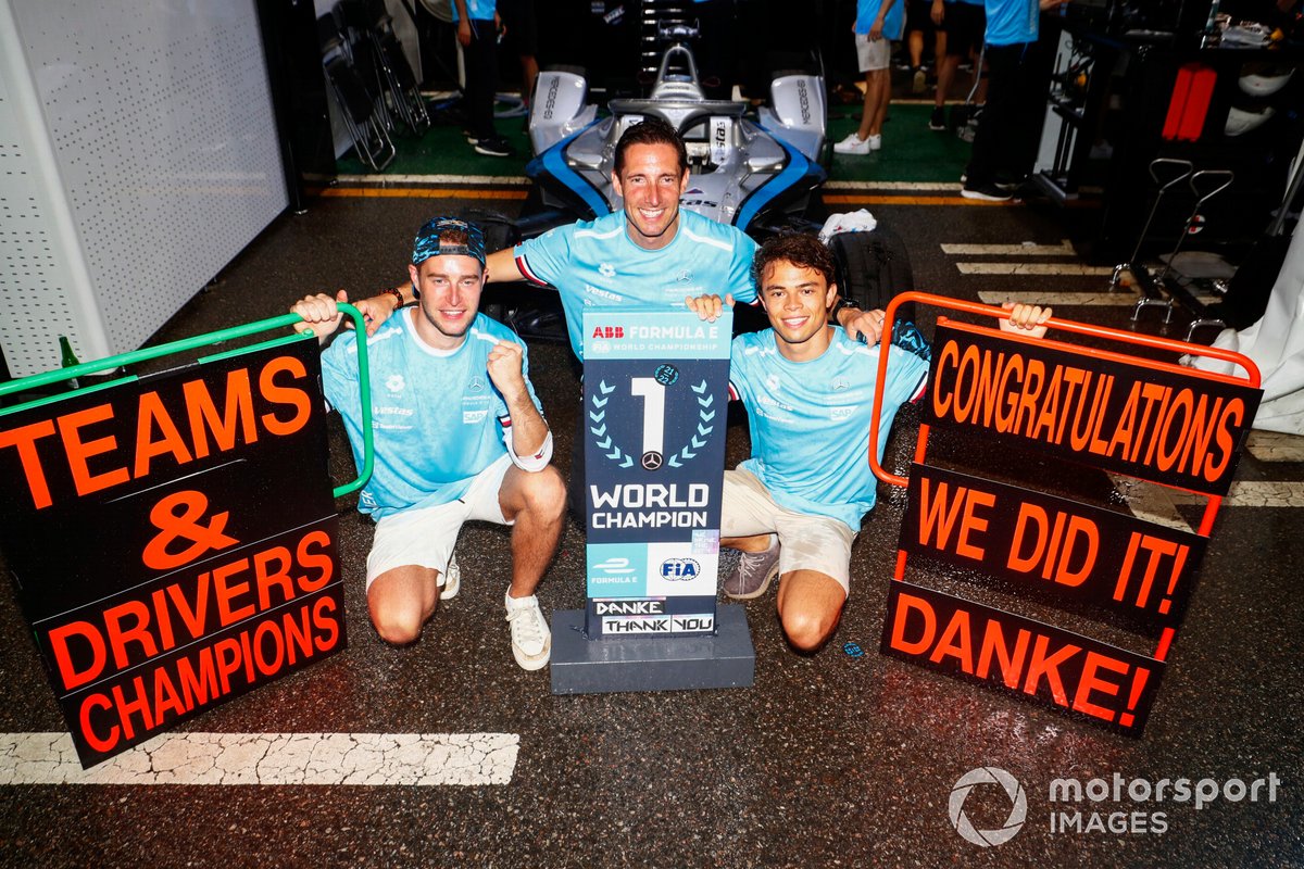 Stoffel Vandoorne, Mercedes-Benz EQ, Ian James, Team Principal, Mercedes-Benz EQ, Nyck de Vries, Mercedes-Benz EQ, melakukan selebrasi usai mengamankan gelar juara pembalap dan tim