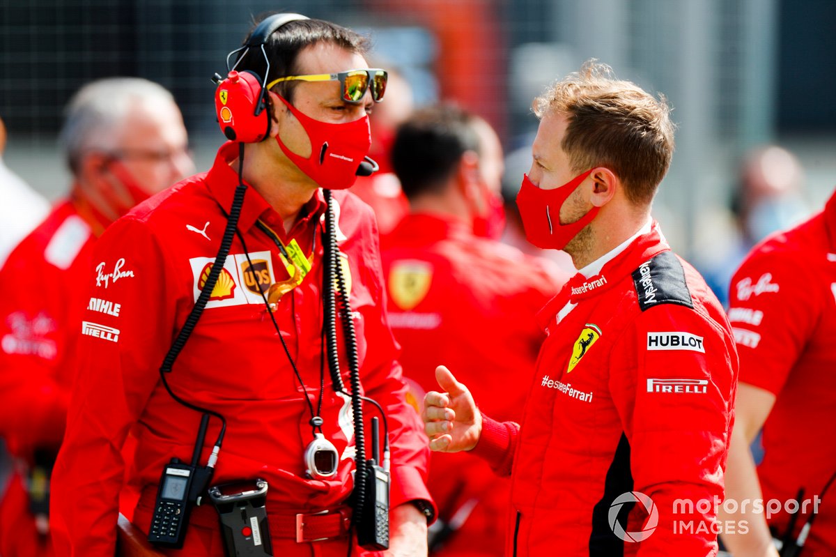 Себастьян Феттель, Ferrari, общается с инженерами