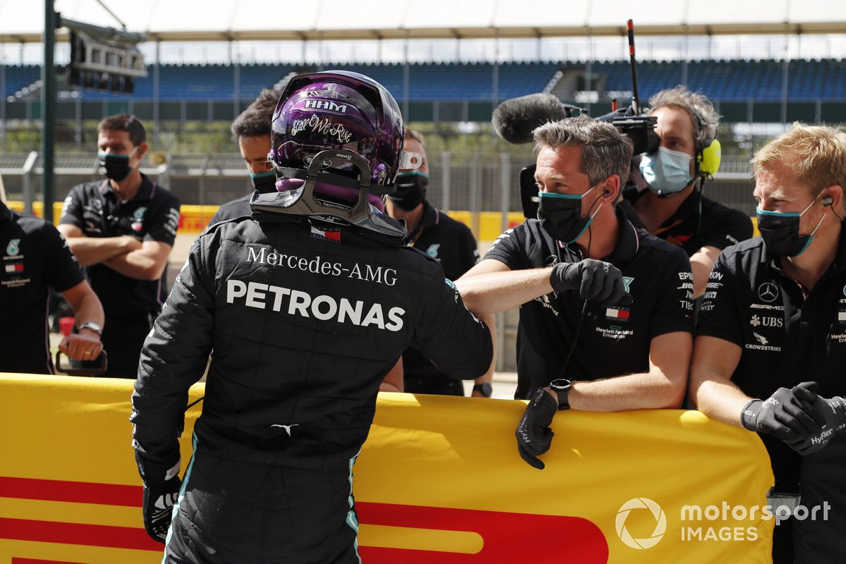 Pole position winner Lewis Hamilton, Mercedes-AMG F1, celebrates with his team in parc ferme