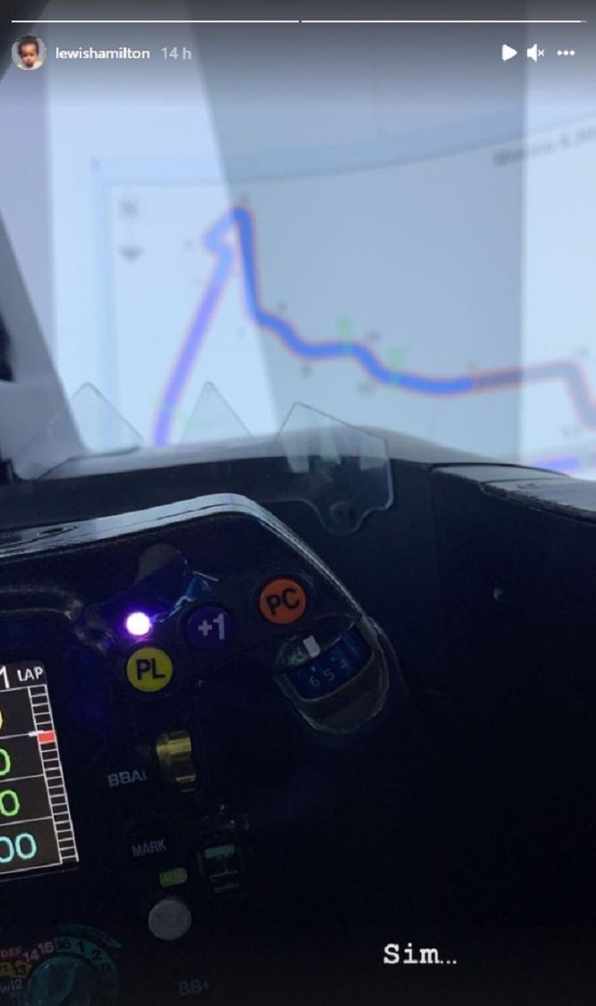 Lewis Hamilton a szimulátorban