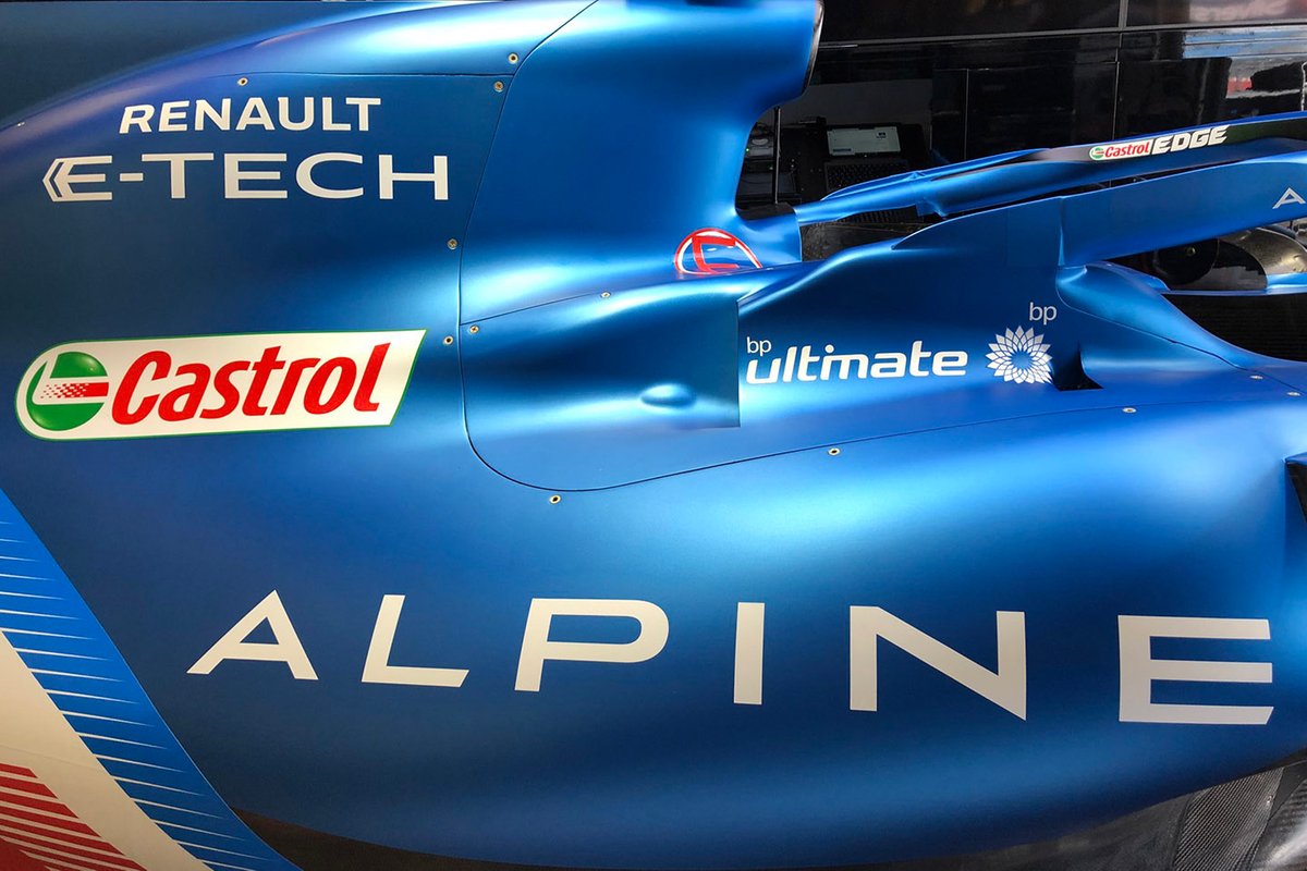 Bagian sisi dari penutup mesin Alpine A521, mobil Tim Alpine F1 untuk Kejuaraan Dunia Formula 1 2021. Alpine kini mencari tim F1 yang berminat menjadi customer team mereka.