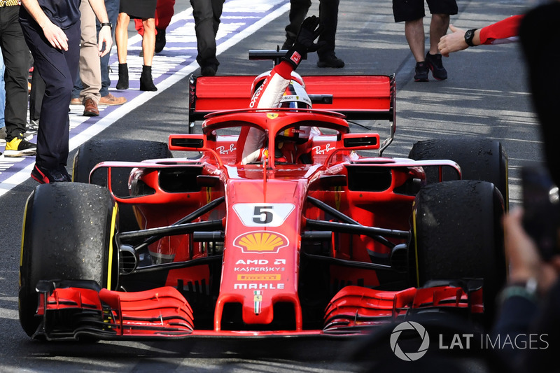 Il vincitore della gara Sebastian Vettel, Ferrari SF71H festeggia nel parco chiuso