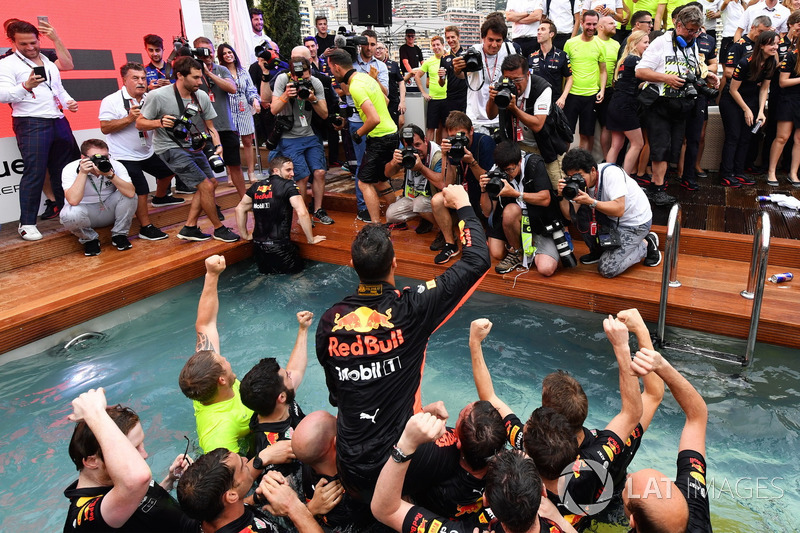 A Red Bull fergeteges monacói medencés partija