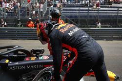 Max Verstappen, Red Bull Racing RB14 mira su coche accidentado