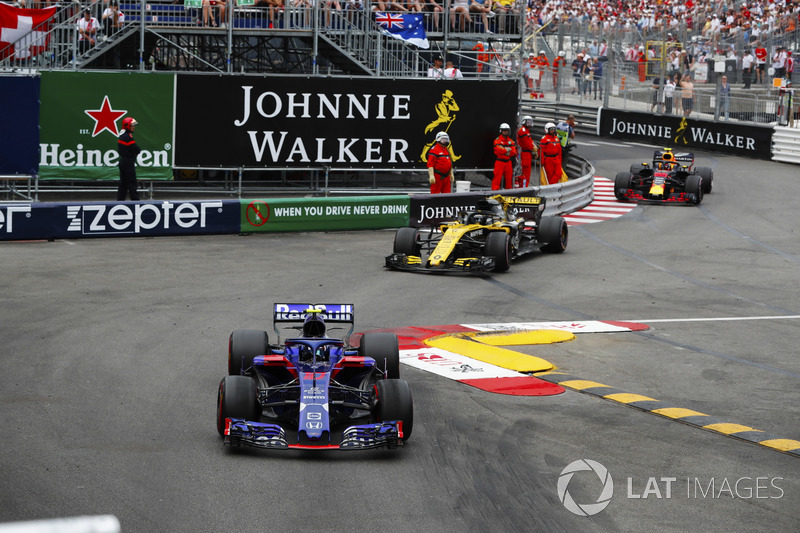Pierre Gasly, Toro Rosso STR13, Nico Hulkenberg, Renault Sport F1 Team R.S. 18 y Max Verstappen, Red Bull Racing RB14