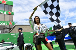 Winnie Harlow, y una bandera a cuadros