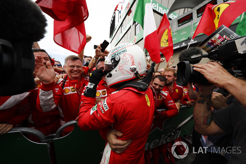 El ganador de la carrera de Canadá, Sebastian Vettel, Ferrari, celebra en parc ferme con su equipo
