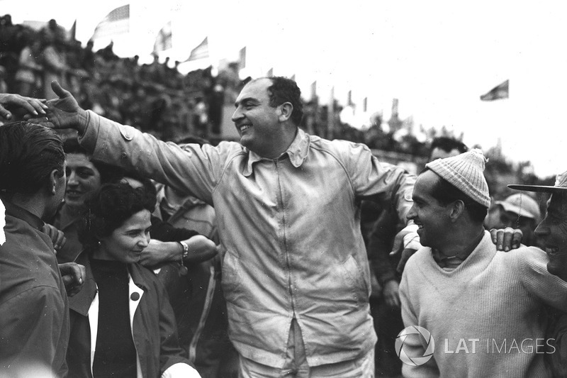 Yarış galibi Jose Froilan Gonzalez, Maurice Trintignant, Ferrari