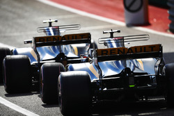 Carlos Sainz Jr., Renault Sport F1 Team RS17, Nico Hulkenberg, Renault Sport F1 Team RS17, en pits