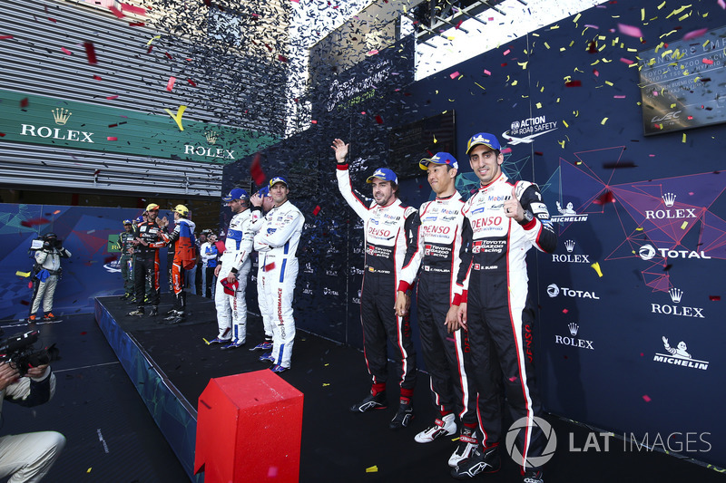 Ganadores de la carrera Fernando Alonso, Sébastien Buemi, Kazuki Nakajima, Toyota Gazoo Racing