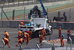 L'auto di Nelson Piquet Jr., NEXTEV TCR Formula E Team es llevado en una grúa después de su accidente