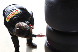 Pirelli mühendisi çalışıyor