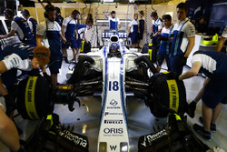 Mekanikerler ve Lance Stroll Williams FW40