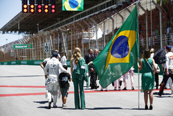 Felipe Massa, Williams, his son Filipinho walk past some Grid Girls