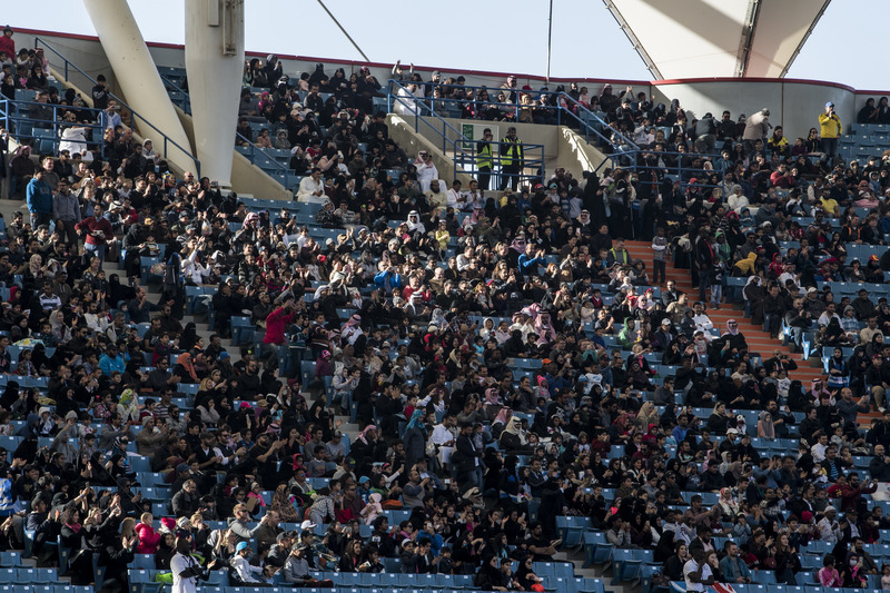 I fan guardano l'azione in pista