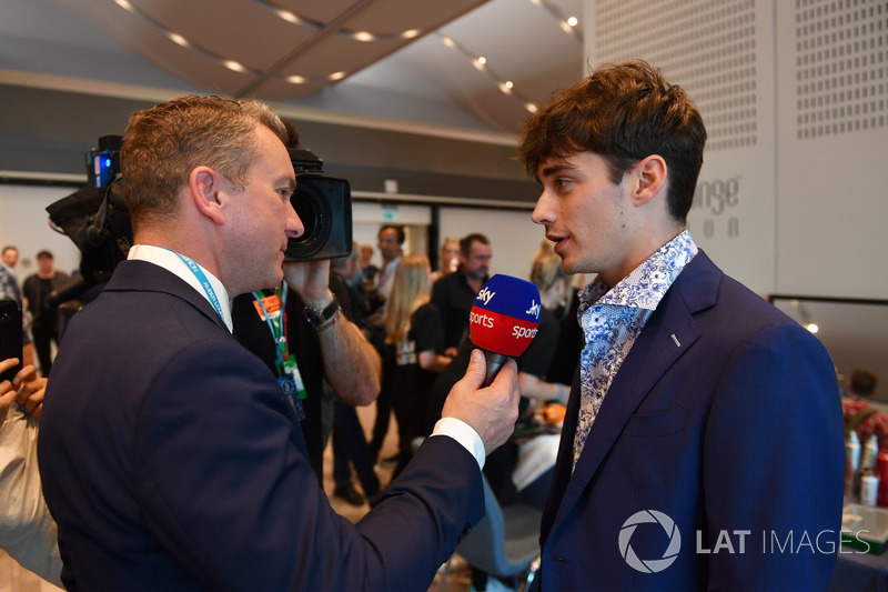 Ведущий телеканала Sky Sports Крейг Слэйтер и гонщик Alfa Romeo Sauber Шарль Леклер