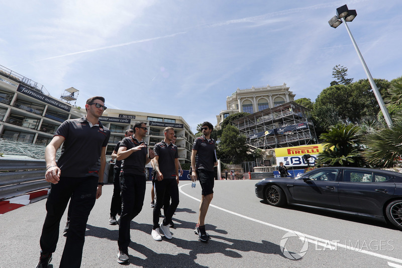 Kevin Magnussen, Haas F1 Team, cammina lungo il circuito