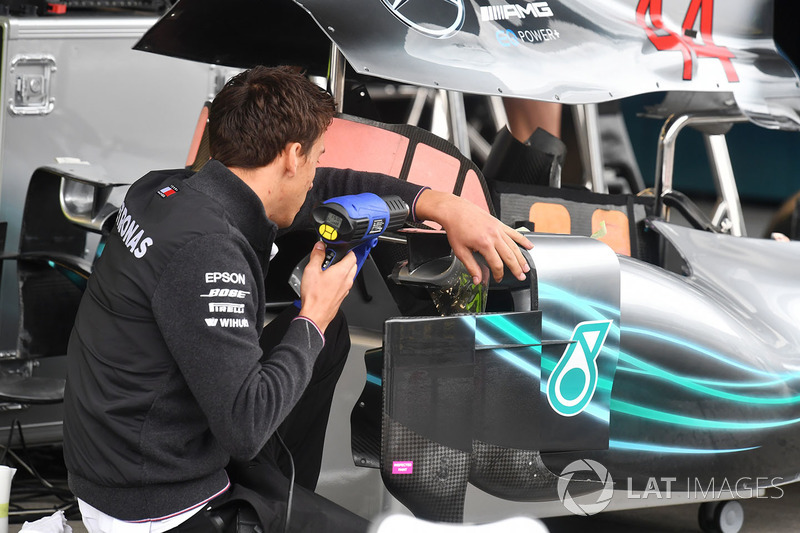 Mercedes AMG F1-monteurs werken aan de Mercedes-AMG F1 W09 bodywork