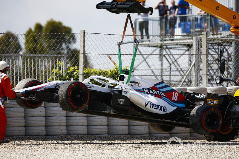 Los oficiales retiran el coche de Lance Stroll, Williams FW41, de la grava