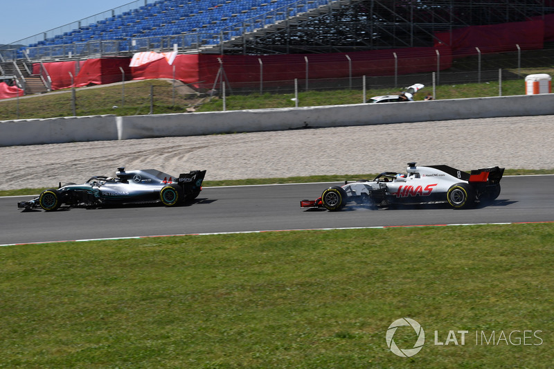 Lewis Hamilton, Mercedes-AMG F1 W09 and Romain Grosjean, Haas F1 Team VF-18