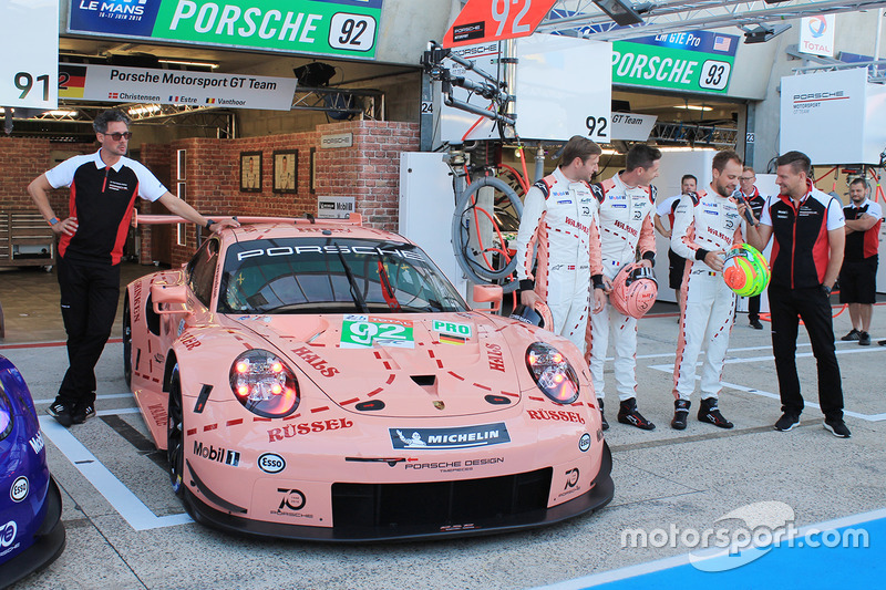 #92 Porsche GT Team Porsche 911 RSR and #91 Porsche GT Team Porsche 911 RSR dengan livery spesial