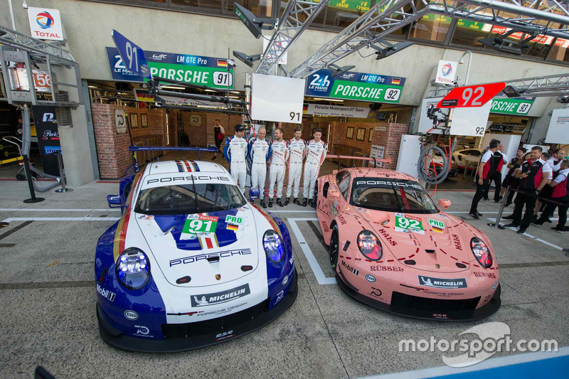 Машини #92 Porsche GT Team Porsche 911 RSR та #91 Porsche GT Team Porsche 911 RSR у спеціальній лівреї