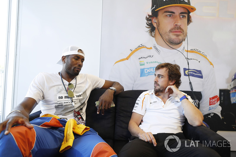 El jugador de baloncesto Serge Ibaka, de los Toronto Raptors en NBA e internacional con España, con Fernando Alonso, McLaren.