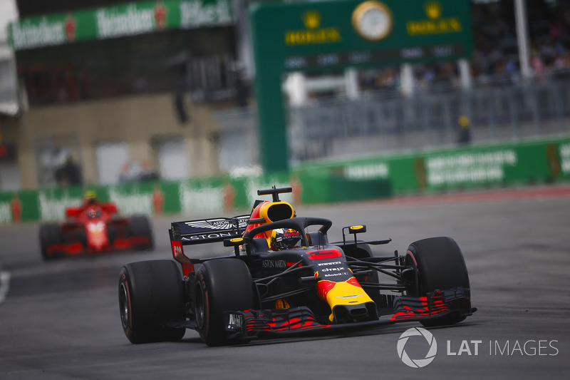 Daniel Ricciardo, Red Bull Racing RB14, precede Kimi Raikkonen, Ferrari SF71H