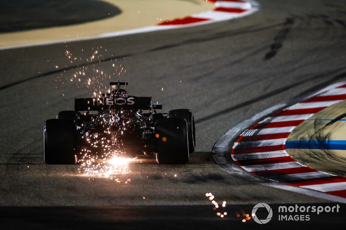 George Russell, Mercedes F1 W11 sacando chispas