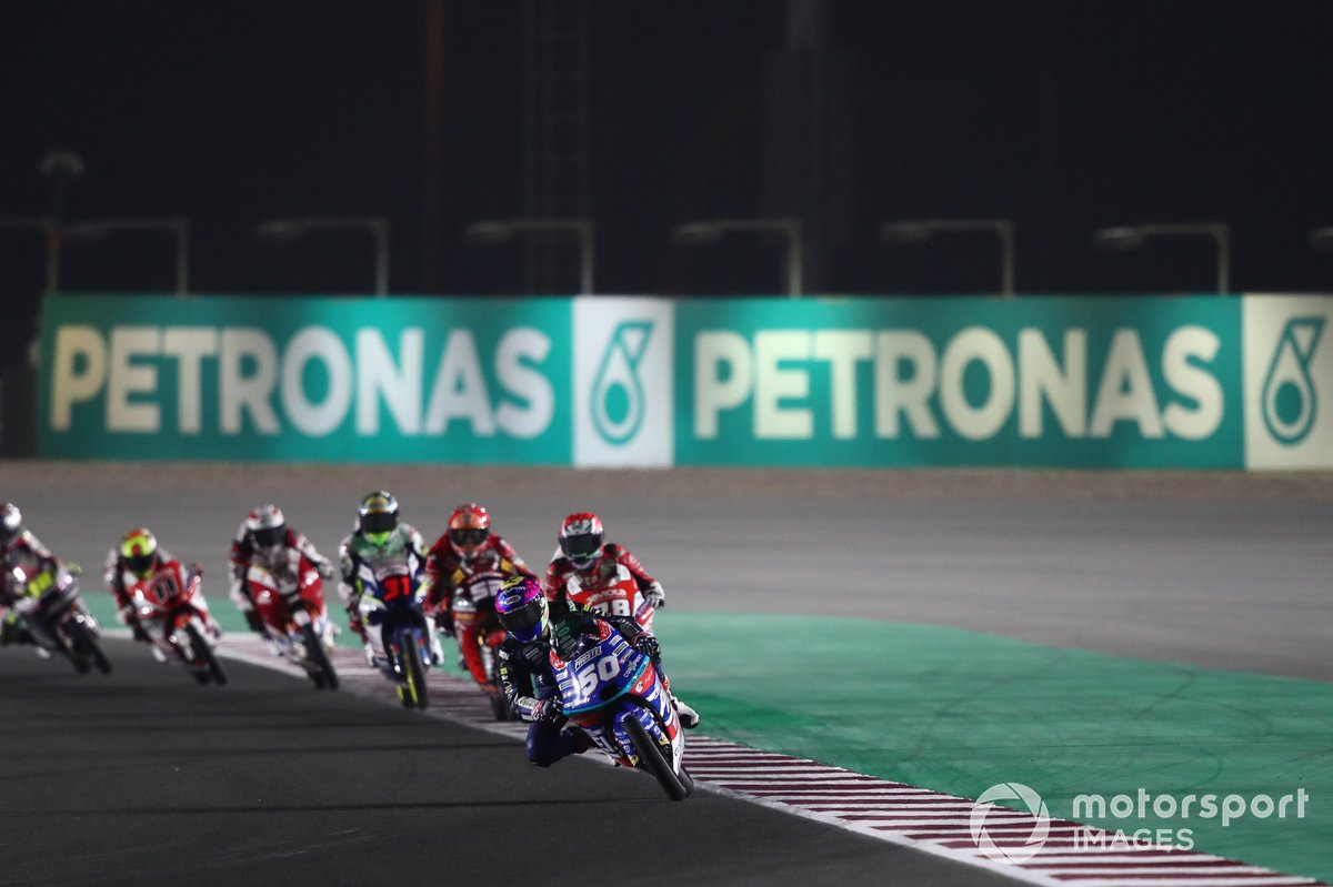 Jason Dupasquier, Carxpert PruestelGP, saat memimpin lomba Moto3 Qatar 2021. Banyak dan rapatnya jarak antarpembalap di Moto3 dan kelas kecil lainnya membuat mereka sulit menghindari pembalap di depannya yang mengalami kecelakaan.