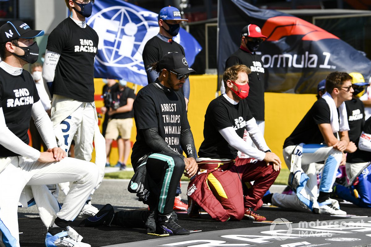 Lando Norris, McLaren, Lewis Hamilton, Mercedes-AMG F1, Sebastian Vettel, Ferrari, George Russell, Williams Racing, and the other drivers kneel and stand in support of the End Racism campaign prior to the start