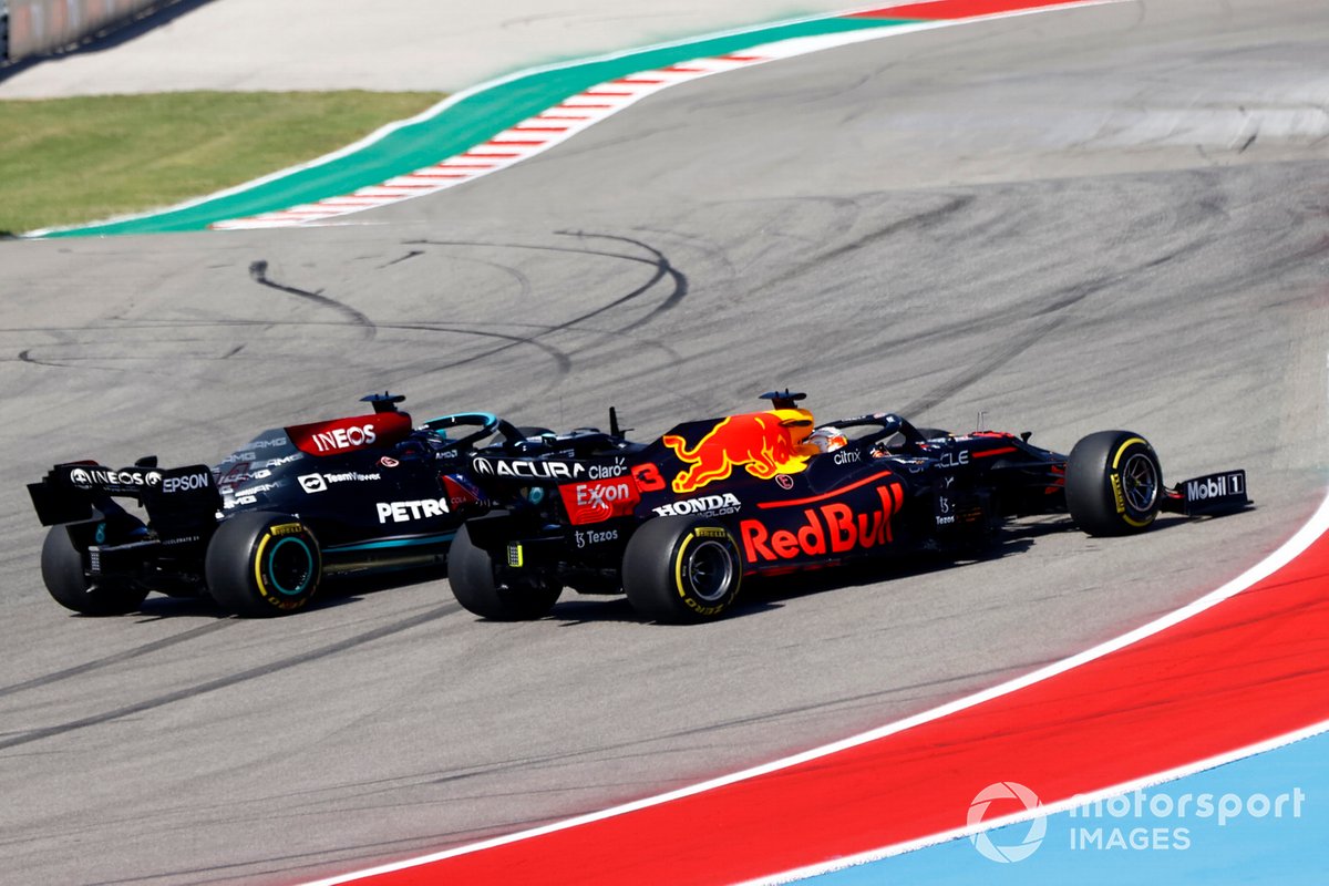 Max Verstappen, Red Bull Racing RB16B, bertarung dengan Lewis Hamilton, Mercedes W12 dalam F1 GP Amerika Serikat 2021 di COTA
