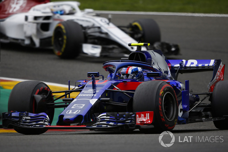 Pierre Gasly, Toro Rosso STR13, Marcus Ericsson, Sauber C37