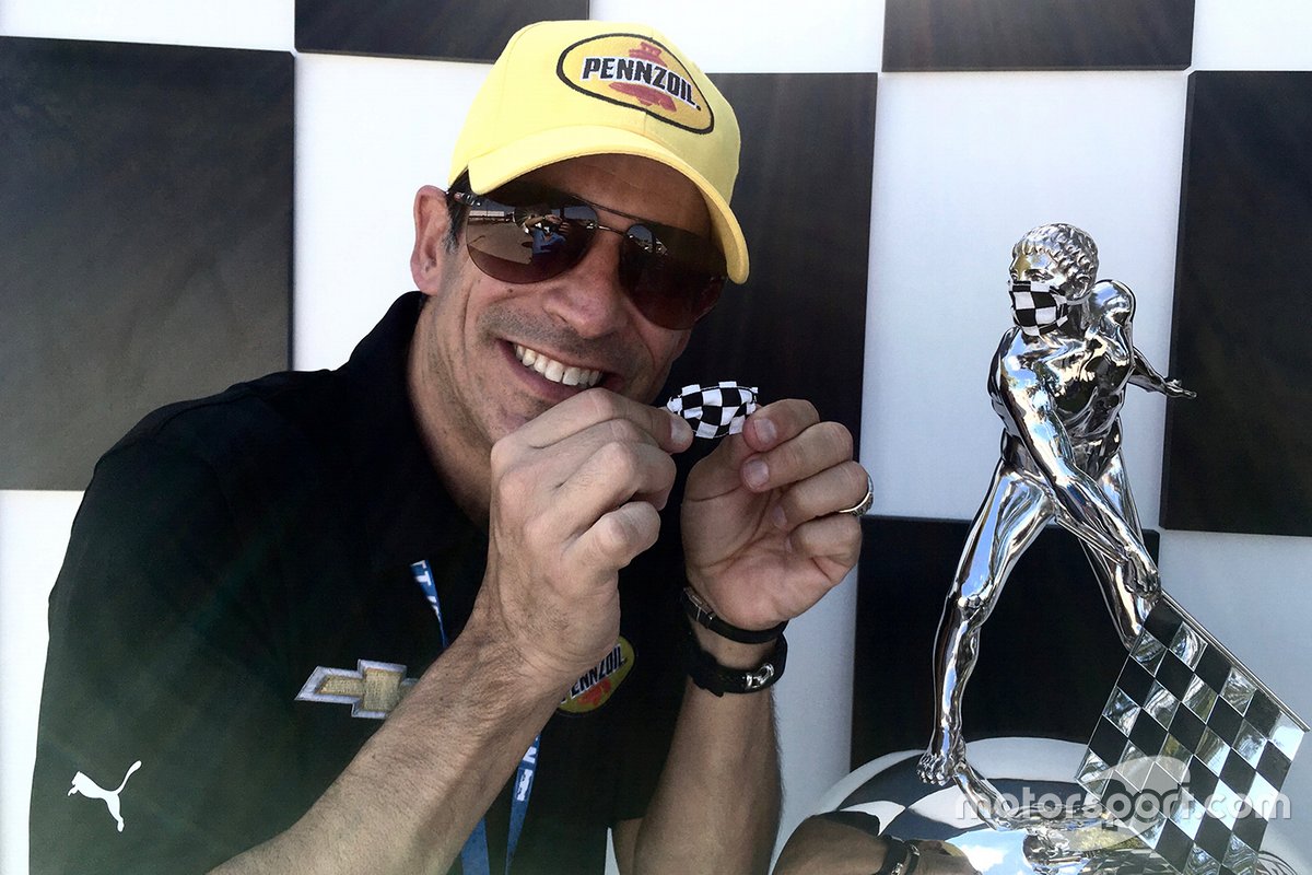 Helio Castroneves, tres veces ganador de la Indy 500, con la pequeña mascarilla